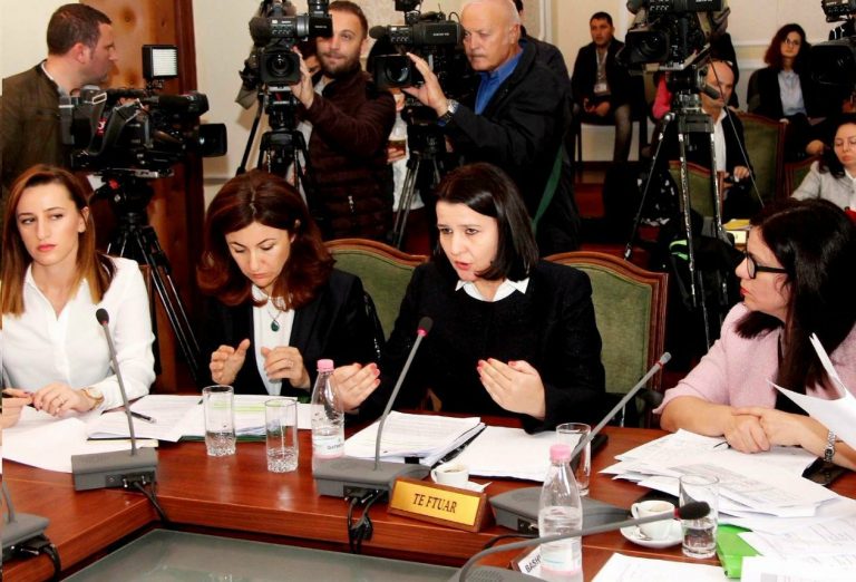 Buxheti i Vetingut në Komisionin e ligjeve - Kryetarja e Kolegjit të Apelimit, Natasha Mulaj, duke folur në një mbledhje të Komisionit Parlamentar të Ligjeve në lidhje me projekt buxhetin e vitit 2018, për organet e Vettingut.