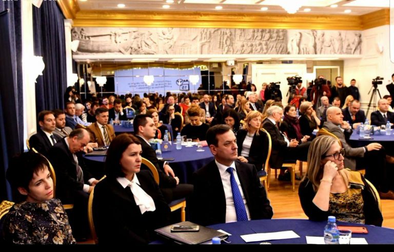 Kryetarja e Kolegjit të Apelimit Natasha Mulaj, Drejtori i Shkollës së Magjistraturës, Sokol Sadushi, Kryetarja e Komisionit të Kualifikimit, Genta Tafa Bungo, gjatë ceremonisë së 10- vjetorit të krijimit të Zyrës së Komisionerit për të Drejtën e Informimit dhe Mbrojtjen e të Dhënave Personale, 12 mars 2018