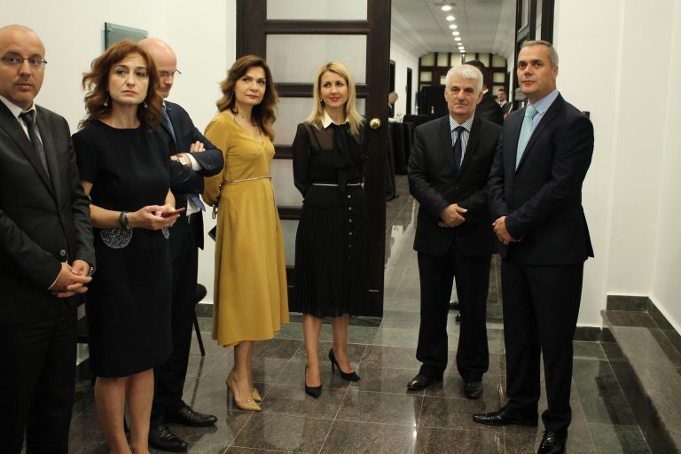 Komisioneri Publik Darjel Sina, gjyqtarja Rezarta Schuetz, Komisioneri Publik Florian Ballhysa, gjyqtarët Albana Shtylla, Ina Rama, Luan Daci dhe Ardian Hajdari, gjatë ceremonisë së përurimit të ambienteve të reja të Kolegjit të Posaçëm të Apelimit dhe Komisionerit Publik. 8 qershor 2018