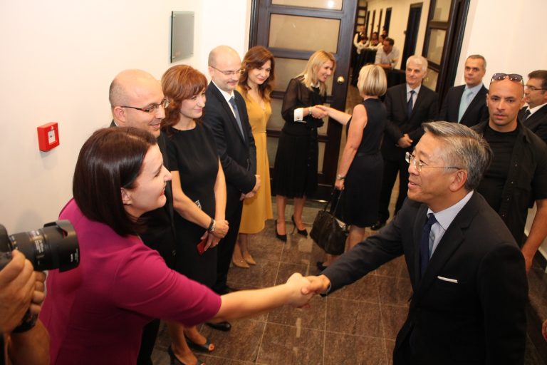 Kryetarja e Kolegjit të Posaçëm të Apelimit Natasha Mulaj duke takuar ambasadorin e SHBA-ve Donald Lu; Komisioneri Publik Darjel Sina, gjyqtarja Rezarta Schuetz, Komisioneri Publik Florian Ballhysa, gjyqtarët Albana Shtylla, Ina Rama, Luan Daci, Ardian Hajdari dhe Sokol Çomo gjatë ceremonisë së përurimit të ambienteve të reja të Kolegjit të Posaçëm të Apelimit dhe Komisionerit Publik. 8 qershor 2018