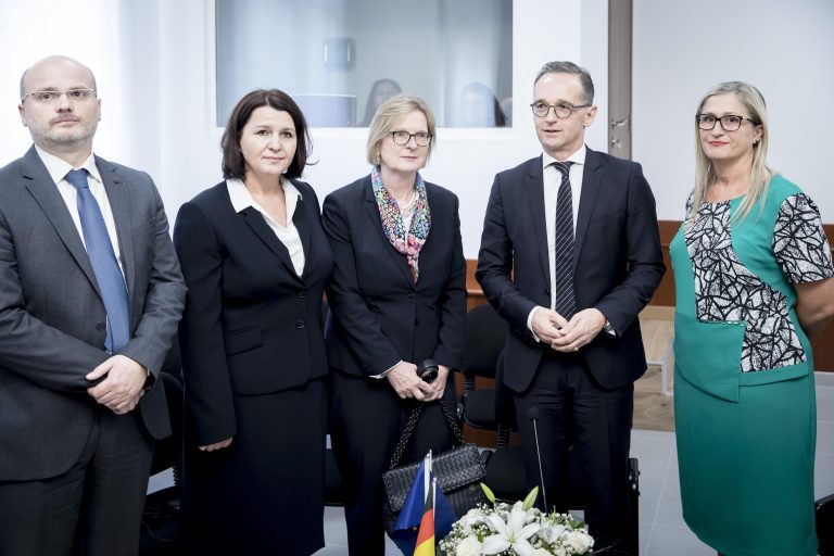 Komisioneri Publik Florian Ballhysa, kryetarja e Kolegjit të Posaçëm të Apelimit Natasha Mulaj, ambasadorja e Republikës Federale Gjermane Susanne Schütz, ministri i Jashtëm gjerman Heiko Maas dhe kryetarja e Komisionit të Pavarur të Kualifikimit Genta Tafa Bungo, gjatë takimit të zhvilluar pranë ambjenteve të KPA-së. 19 shtator 2018