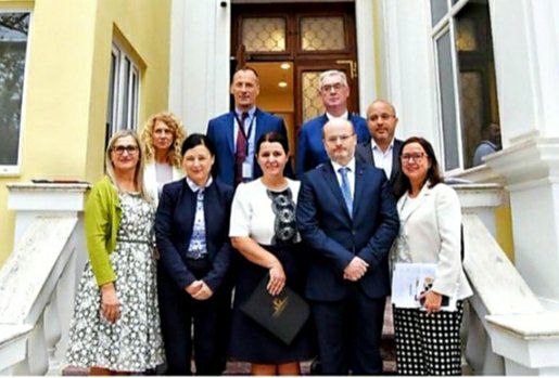 Kryetarja e Kolegjit të Posaçëm të Apelimit me përfaqësues të institucioneve të tjera të rivlerësimit dhe përfaqësues të ONM-së, pas një takimi me Drejtuesen për Ballkanin Perëndimor pranë Drejtorisë së Përgjithshme të KE-së për Politikat e Fqinjësisë & Negociatat e Zgjerimit Genova Ruiz Calavera dhe Komisoneren për Drejtësinë, Konsumatorët dhe Barazinë Gjinore Věra Jourová - 5 tetor 2018.
