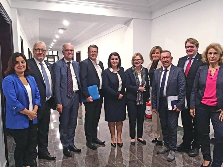 Kryetarja e Kolegjit të Posaçëm të Apelimit Natasha Mulaj, gjatë një takimi me përfaqësuesit gjermanë të Komisionit Parlamentar të Ligjeve të kryesuar nga Stephan Brandner, ku u diskutua rreth ecurisë së deritanishme të procesit të rivlerësimit – 29 tetor 2018