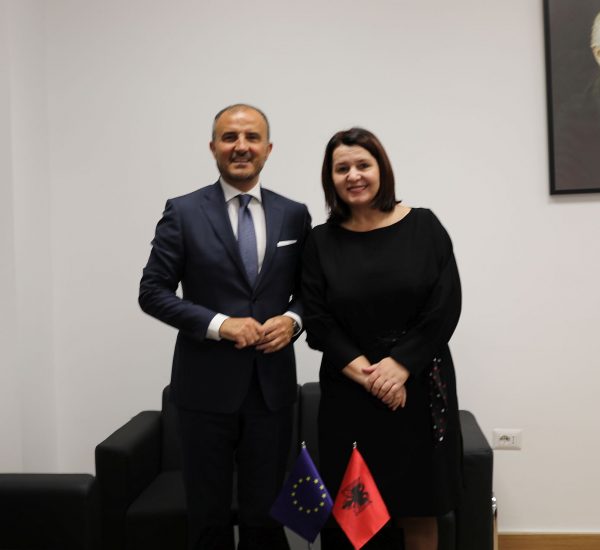 Kryetarja e Kolegjit të Posaçëm të Apelimit, znj. Natasha Mulaj, takim me ambasadorin e BE-së në Tiranë, Luigi Soreca. Në fokus të takimit, dhënia prioritet kryerjes së procesit të rivlerësimit për kandidatët e institucioneve të reja të drejtësisë. 28 Qershor 2019.