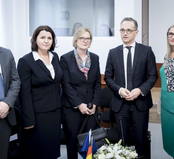 Kryetarja e Kolegjit të Posaçëm të Apelimit Natasha Mulaj gjatë takimit me ministrin e Jashtëm gjerman Heiko Maas, ambasadoren e Republikës Federale Gjermane Susanne Schutz dhe përfaqësuesit e institucioneve të tjera të rivlerësimit