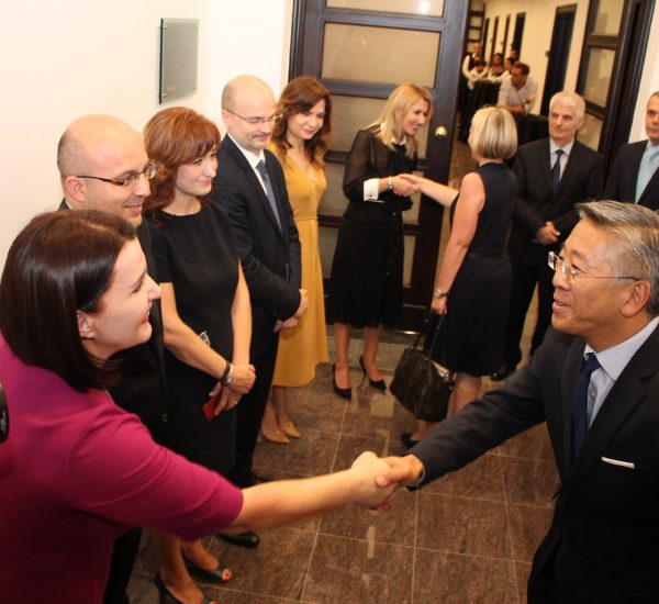 Kryetarja e Kolegjit të Posaçëm të Apelimit Natasha Mulaj duke takuar ambasadorin e SHBA-ve Donald Lu; gjyqtarët Rezarta Schuetz, Albana Shtylla, Ina Rama, Luan Daci, Ardian Hajdari, Sokol Çomo dhe Komisionerët Publikë, gjatë ceremonisë së përurimit të ambienteve të reja të Kolegjit të Posaçëm të Apelimit dhe Komisionerit Publik. 8 qershor 2018